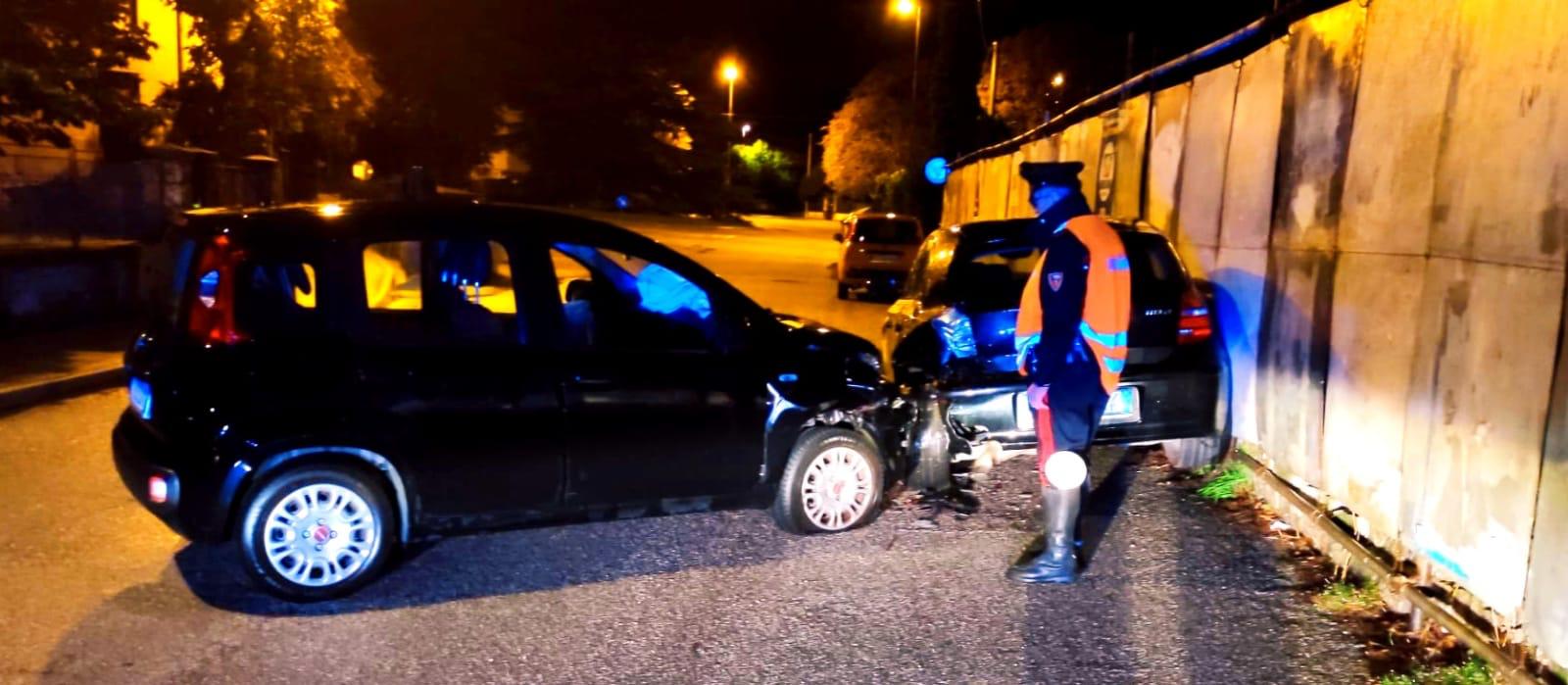 Panda contro tabelloni e auto in sosta, incidente nella notte ad Aurisina